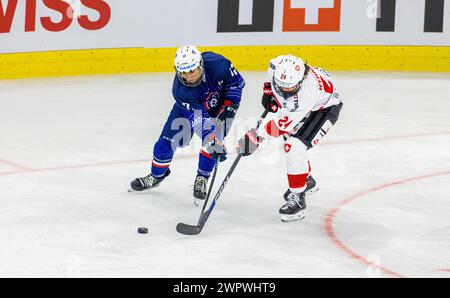 Kampf um den Puck zwischen den Französin #12 Estelle Duvin und der Schweizerin #24 Noemi Rhyner. (Kloten, Schweiz, 25.08.2023) Stockfoto