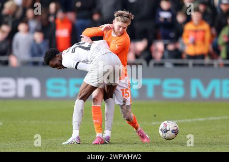 Portsmouth's Abu Kamara (links) und Blackpools Hayden Coulson kämpfen um den Ball während des Spiels der Sky Bet League One in der Bloomfield Road, Blackpool. Bilddatum: Samstag, 9. März 2024. Stockfoto