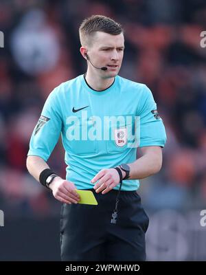 Match-Schiedsrichter Edward Duckworth während des Spiels der Sky Bet League One in der Bloomfield Road, Blackpool. Bilddatum: Samstag, 9. März 2024. Stockfoto