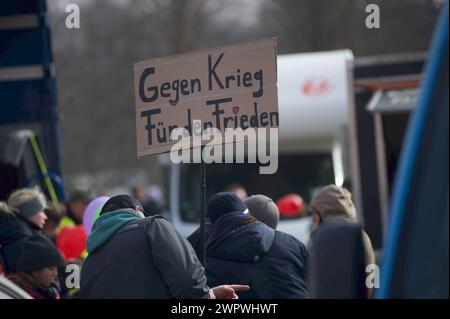 Flensburg, Schleswig-Holstein Protest der Mitte, Demonstration und Kundgebung. Demonstrant hebt transparent hoch mit Aufschrift: Gegen Krieg für den Frieden. Aufnahme vom 09.03.2024, Flensburg *** Flensburg, Schleswig Holstein Protest des Zentrums, Demonstration und Kundgebung Demonstrator hebt Banner mit der Inschrift gegen Krieg für den Frieden Foto aufgenommen am 09 03 2024, Flensburg Stockfoto