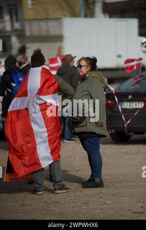 Flensburg, Schleswig-Holstein Protest der Mitte, Demonstration und Kundgebung. Mann hat Dänemark Flagge über seinen Körper. Aufnahme vom 09.03.2024, Flensburg *** Flensburg, Schleswig Holstein Protest des Zentrums, Demonstration und Kundgebung Mann hat Dänemark Flagge über seinem Körper Foto aufgenommen am 09 03 2024, Flensburg Stockfoto