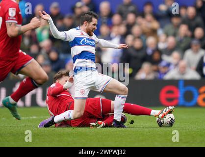 LONDON, ENGLAND - 9. MÄRZ: Paul Smyth von Queens Park Rangers wird am 9. März 2024 in London, England, von Rav van den Berg aus Middlesbrough während des Sky Bet Championship Matches zwischen Queens Park Rangers und Middlesbrough angegriffen. (Foto: Dylan Hepworth/MB Media) Stockfoto