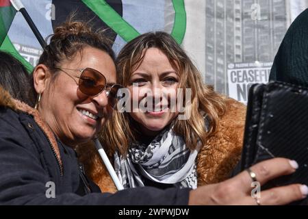 London, England, Großbritannien. März 2024. Die Sängerin CHARLOTTE CHURCH (R) nimmt an einem pro-palästinensischen marsch in London Teil. Tausende kommen in London zu einer propalästinensischen Demonstration zusammen, die von der palästinensischen Solidaritätskampagne und verschiedenen Unterstützungsgruppen organisiert wird. Ausgehend von Hyde Park Corner gipfelt der marsch vor der US-Botschaft und fordert einen Waffenstillstand und ein Ende der sich verschärfenden humanitären Krise in Gaza. (Kreditbild: © Thomas Krych/ZUMA Press Wire) NUR REDAKTIONELLE VERWENDUNG! Nicht für kommerzielle ZWECKE! Stockfoto