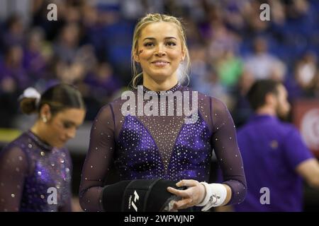 Baton Rouge, LA, USA. März 2024. Olivia Dunne lächelt während der Purple and Gold Podium Challenge im Raising Canes River Center in Baton Rouge, LA, zu einem Fan. Jonathan Mailhes/CSM/Alamy Live News Stockfoto