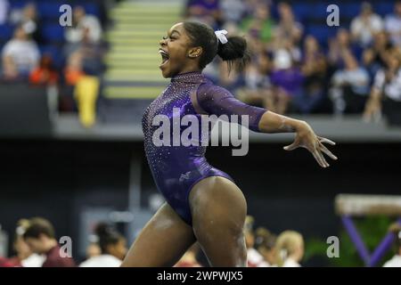 Baton Rouge, LA, USA. März 2024. Kiya Johnson tritt auf dem Boden beim Purple and Gold Podium Challenge an. Das Turnen-Quadtreffen der Frau im Raising Canes River Center in Baton Rouge, LA. Jonathan Mailhes/CSM/Alamy Live News Stockfoto