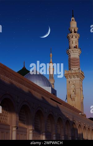 Eine Moschee mit dem Vollmond am Himmel. Masjid nabi von Medina, Moschee in der Nacht. Masjid nabi von Medina. Grüne Kuppel und Mond... Stockfoto