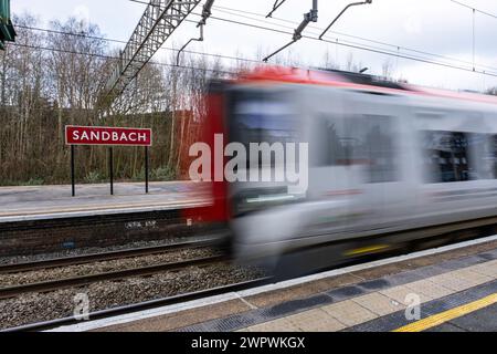 Schnellzug am Bahnhof Sandbach UK vorbei Stockfoto