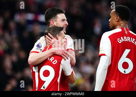 Arsenals Declan Rice feiert mit seinen Teamkollegen Leandro Trossard (links) und Gabriel während des Premier League-Spiels im Emirates Stadium in London das erste Tor des Spiels. Bilddatum: Samstag, 9. März 2024. Stockfoto