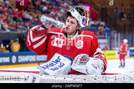 Der Torwart der Rapperswil-Jona Lakers gönnt sich einen Schluck Wasser. (Rapperswil-Jona, Schweiz, 07.09.2023) Stockfoto