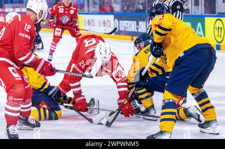 Kampf um den Puck nach dem Anspiel. Der Rapperswiler Center #28 Yannick-Lennart Albrecht muss sich gegen drei Lukko Spieler durchsetzen. (Rapperswil-J Stockfoto