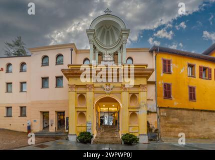 Mondovì, Italien - 9. März 2024: Bahnhof Borgo Breo der Standseilbahn Mondovì, die Borgo Breo im Tal mit der Piazza Borgo auf der h verbindet Stockfoto