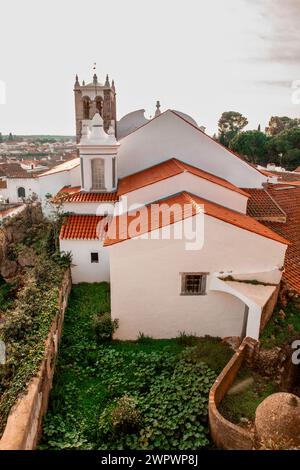 Blick auf die Dächer der Stadt Serpa und die Kirche Santa Maria in Alentejo Stockfoto