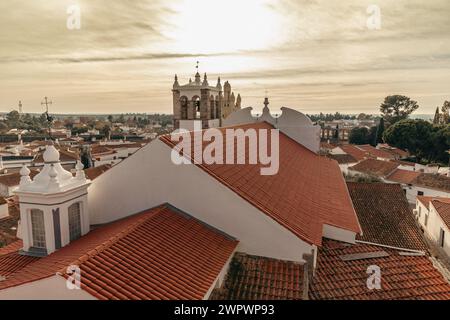 Blick auf die Dächer der Stadt Serpa und die Kirche Santa Maria in Alentejo Stockfoto