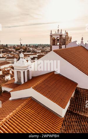 Blick auf die Dächer der Stadt Serpa und die Kirche Santa Maria in Alentejo Stockfoto