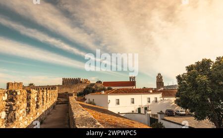 Blick auf die Stadt Serpa und die Burgmauer in der Region Alentejo Stockfoto