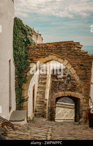 Blick auf das weiße Dorf Monsaraz in Portugal Stockfoto