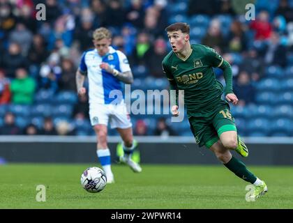 Alfie Devine aus Plymouth Argyle, der beim Sky Bet Championship Match Blackburn Rovers gegen Plymouth Argyle im Ewood Park, Blackburn, Großbritannien, 9. März 2024 (Foto: Stan Kasala/News Images) Stockfoto