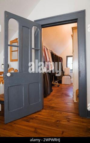 Alte bläulich grau lackierte Holztür führte zu einem begehbaren Schrank im Hauptschlafzimmer im oberen Stockwerk im rekonstruierten Blockhaus aus den 1840er Jahren. Stockfoto