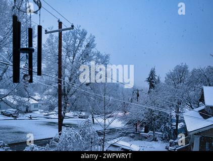 Schneebedeckte Straße im Winter hinter einem Haus in Oregon, USA Stockfoto