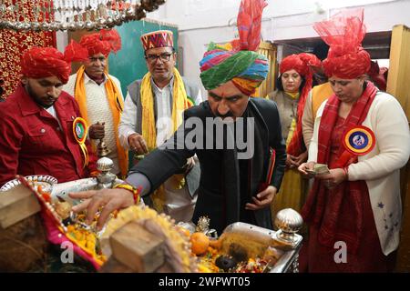 MANDI, INDIEN - 9. MÄRZ: Himachal Pradesh cm Sukhvinder Singh Sukhu nahm am 9. März 2024 an der internationalen Messe Shivaratri in Mandi, Indien, Teil. Die Mandi Shivaratri Fair ist eine jährlich stattfindende internationale Messe, die sieben Tage lang mit dem Hindu-Festival von Shivaratri in der Stadt Himachal Pradesh in Mandi beginnt. Die Popularität des Festivals ist weit verbreitet und daher auch als internationales Festival bekannt. Angesichts der großen Zahl von Göttern und Göttinnen, die von den 81 Tempeln aus zum Festival eingeladen werden, trägt die Stadt Mandi den Titel „Varanasi der Hügel“. (Foto von Birba Stockfoto