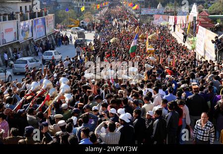 MANDI, INDIEN - 9. MÄRZ: Am Vorabend der sieben Tage langen internationalen Shivaratri-Messe am 9. März 2024 in Mandi, Indien, nehmen die Menschen an der Eröffnungsprozession Teil. Die Mandi Shivaratri Fair ist eine jährlich stattfindende internationale Messe, die sieben Tage lang mit dem Hindu-Festival von Shivaratri in der Stadt Himachal Pradesh in Mandi beginnt. Die Popularität des Festivals ist weit verbreitet und daher auch als internationales Festival bekannt. Angesichts der großen Zahl von Göttern und Göttinnen, die von den 81 Tempeln aus zum Festival eingeladen werden, trägt die Stadt Mandi den Titel „Varanasi der Hügel“. (Foto von Birba Stockfoto