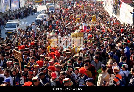 MANDI, INDIEN - 9. MÄRZ: Am Vorabend der sieben Tage langen internationalen Shivaratri-Messe am 9. März 2024 in Mandi, Indien, nehmen die Menschen an der Eröffnungsprozession Teil. Die Mandi Shivaratri Fair ist eine jährlich stattfindende internationale Messe, die sieben Tage lang mit dem Hindu-Festival von Shivaratri in der Stadt Himachal Pradesh in Mandi beginnt. Die Popularität des Festivals ist weit verbreitet und daher auch als internationales Festival bekannt. Angesichts der großen Zahl von Göttern und Göttinnen, die von den 81 Tempeln aus zum Festival eingeladen werden, trägt die Stadt Mandi den Titel „Varanasi der Hügel“. (Foto von Birba Stockfoto