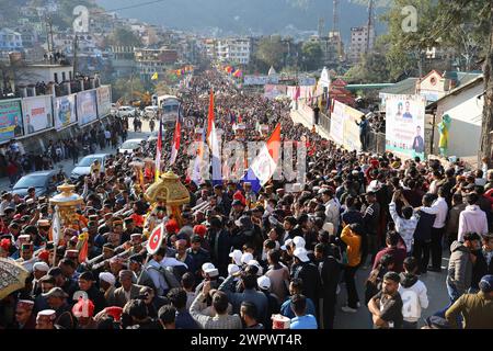 MANDI, INDIEN - 9. MÄRZ: Am Vorabend der sieben Tage langen internationalen Shivaratri-Messe am 9. März 2024 in Mandi, Indien, nehmen die Menschen an der Eröffnungsprozession Teil. Die Mandi Shivaratri Fair ist eine jährlich stattfindende internationale Messe, die sieben Tage lang mit dem Hindu-Festival von Shivaratri in der Stadt Himachal Pradesh in Mandi beginnt. Die Popularität des Festivals ist weit verbreitet und daher auch als internationales Festival bekannt. Angesichts der großen Zahl von Göttern und Göttinnen, die von den 81 Tempeln aus zum Festival eingeladen werden, trägt die Stadt Mandi den Titel „Varanasi der Hügel“. (Foto von Birba Stockfoto