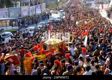 MANDI, INDIEN - 9. MÄRZ: Am Vorabend der sieben Tage langen internationalen Shivaratri-Messe am 9. März 2024 in Mandi, Indien, nehmen die Menschen an der Eröffnungsprozession Teil. Die Mandi Shivaratri Fair ist eine jährlich stattfindende internationale Messe, die sieben Tage lang mit dem Hindu-Festival von Shivaratri in der Stadt Himachal Pradesh in Mandi beginnt. Die Popularität des Festivals ist weit verbreitet und daher auch als internationales Festival bekannt. Angesichts der großen Zahl von Göttern und Göttinnen, die von den 81 Tempeln aus zum Festival eingeladen werden, trägt die Stadt Mandi den Titel „Varanasi der Hügel“. (Foto von Birba Stockfoto