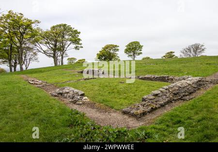 Ruinen des Hauptquartiers, bekannt als Principia, in einem antiken römischen Fort in Bar Hill entlang des Antonine Forts in Schottland Stockfoto