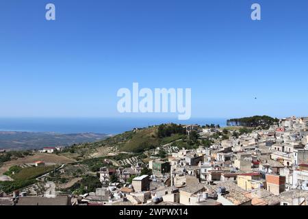 Dramatische Aussicht auf Caltabellotta in der Nähe der Spitze des Berges, Sizilien Südküste, Italien Stockfoto