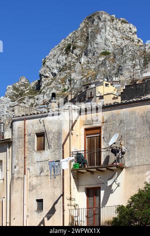 Dramatische Aussicht auf Caltabellotta in der Nähe der Spitze des Berges, Sizilien Südküste, Italien Stockfoto