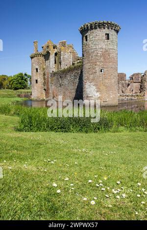 Frühling an den Ruinen von Caerlaverock Castle Stockfoto