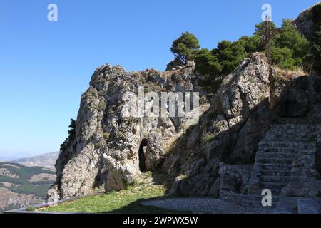 Blick auf die Berge von Caltabellotta, in der Nähe der normannischen Kirche und der normannischen Burg Stockfoto