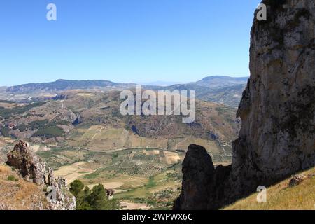 Atemberaubende Aussicht von den Höhen von Caltabellotta, Sizilien, Italien Stockfoto