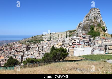 Dramatische Aussicht auf Caltabellotta in der Nähe der Spitze des Berges, Sizilien Südküste, Italien Stockfoto