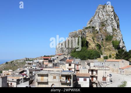 Dramatische Aussicht auf Caltabellotta in der Nähe der Spitze des Berges, Sizilien Südküste, Italien Stockfoto