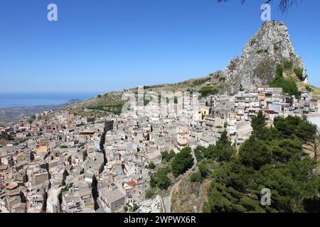 Dramatische Aussicht auf Caltabellotta in der Nähe der Spitze des Berges, Sizilien Südküste, Italien Stockfoto