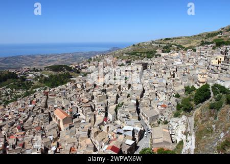 Dramatische Aussicht auf Caltabellotta in der Nähe der Spitze des Berges, Sizilien Südküste, Italien Stockfoto