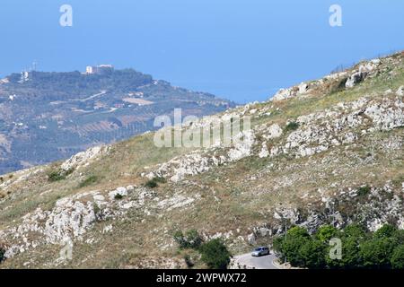 Atemberaubende Aussicht von den Höhen von Caltabellotta, Sizilien, Italien Stockfoto