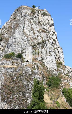 Blick auf das normannische Schloss von Caltabellotta, Sizilien, Italien Stockfoto