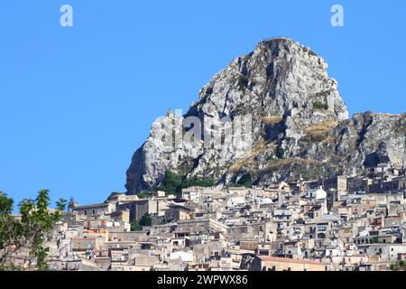 Dramatische Aussicht auf Caltabellotta in der Nähe der Spitze des Berges, Sizilien Südküste, Italien Stockfoto