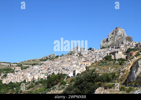 Dramatische Aussicht auf Caltabellotta in der Nähe der Spitze des Berges, Sizilien Südküste, Italien Stockfoto