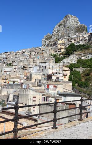 Dramatische Aussicht auf Caltabellotta in der Nähe der Spitze des Berges, Sizilien Südküste, Italien Stockfoto