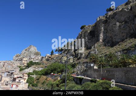 Dramatische Aussicht auf Caltabellotta in der Nähe der Spitze des Berges, Sizilien Südküste, Italien Stockfoto