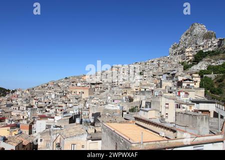 Dramatische Aussicht auf Caltabellotta in der Nähe der Spitze des Berges, Sizilien Südküste, Italien Stockfoto