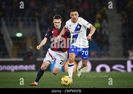 Bologna, Italien. März 2024. Alexis Sanchez (FC Internazionale Milano) tritt mit Michel Aebischer (Bologna FC) während des Spiels der Serie A Tim zwischen Bologna und Inter FC - Serie A TIM im Renato Dall'Ara Stadion - Sport, Fußball - Bologna, Italien - Samstag, 9. März 2024 (Foto: Massimo Paolone/LaPresse) Credit: LaPresse/Alamy Live News Stockfoto