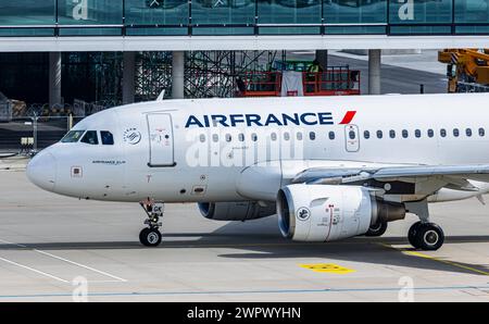 Ein Airbus A318-111 von Air France rollt auf dem Flughafen München zur Startbahn. Registrierung F-GUGK. (München, Deutschland, 04.04.2023) Stockfoto