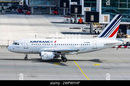 Ein Airbus A318-111 von Air France rollt auf dem Flughafen München zur Startbahn. Registrierung F-GUGK. (München, Deutschland, 04.04.2023) Stockfoto