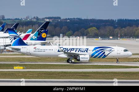 Ein Airbus A321-251NX von Egypt rollt nach der Landung auf der Südbahn des Flughafens München zum Terminal. Registrierung SU-GFS. (München, Deutschla Stockfoto