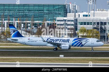 Ein Airbus A321-251NX von Egypt rollt nach der Landung auf der Südbahn des Flughafens München zum Terminal. Registrierung SU-GFS. (München, Deutschla Stockfoto